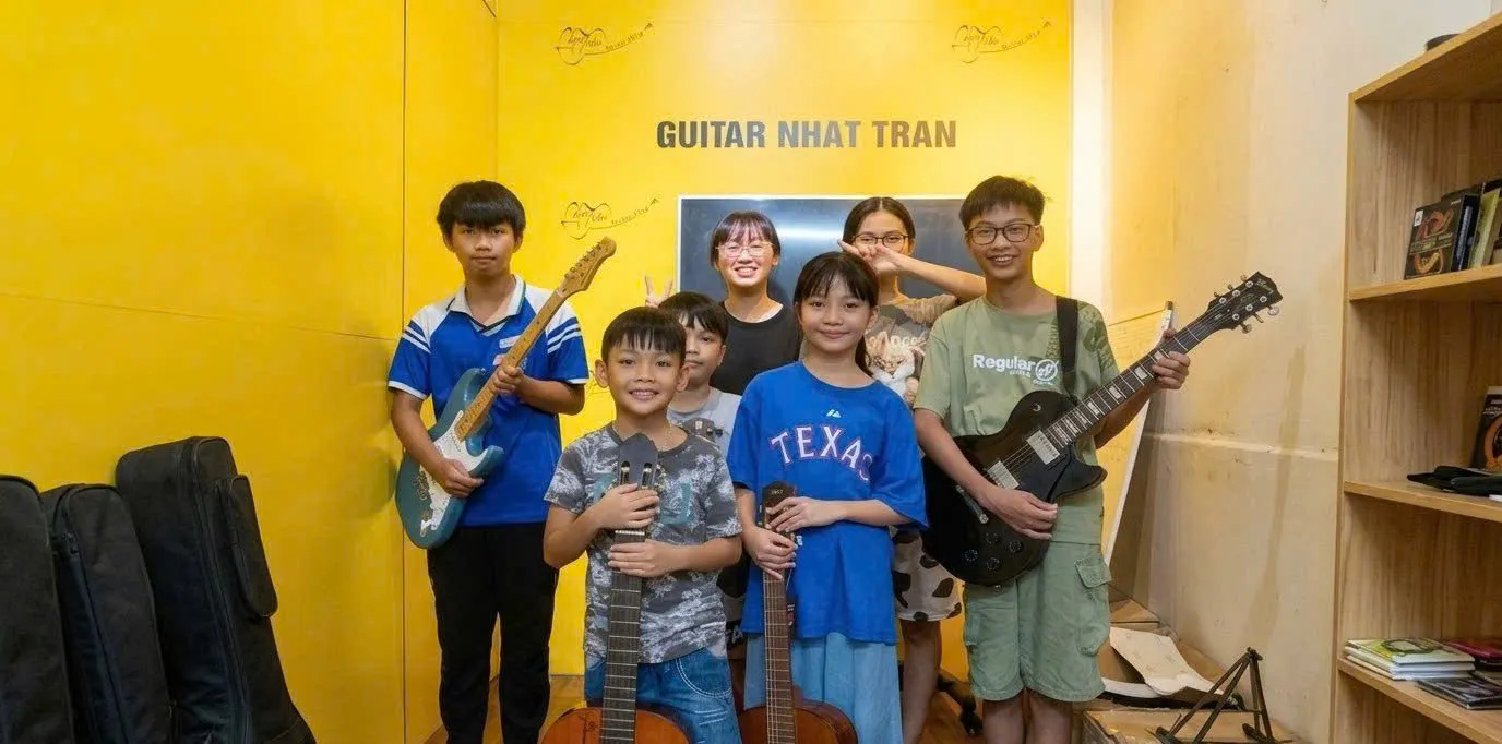 Trẻ em học đàn guitar mùa hè