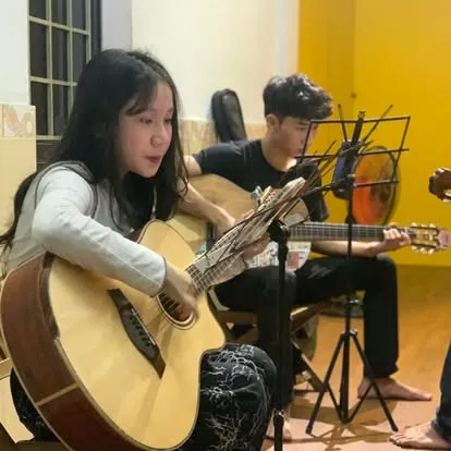 Hoạt động dạy guitar 6