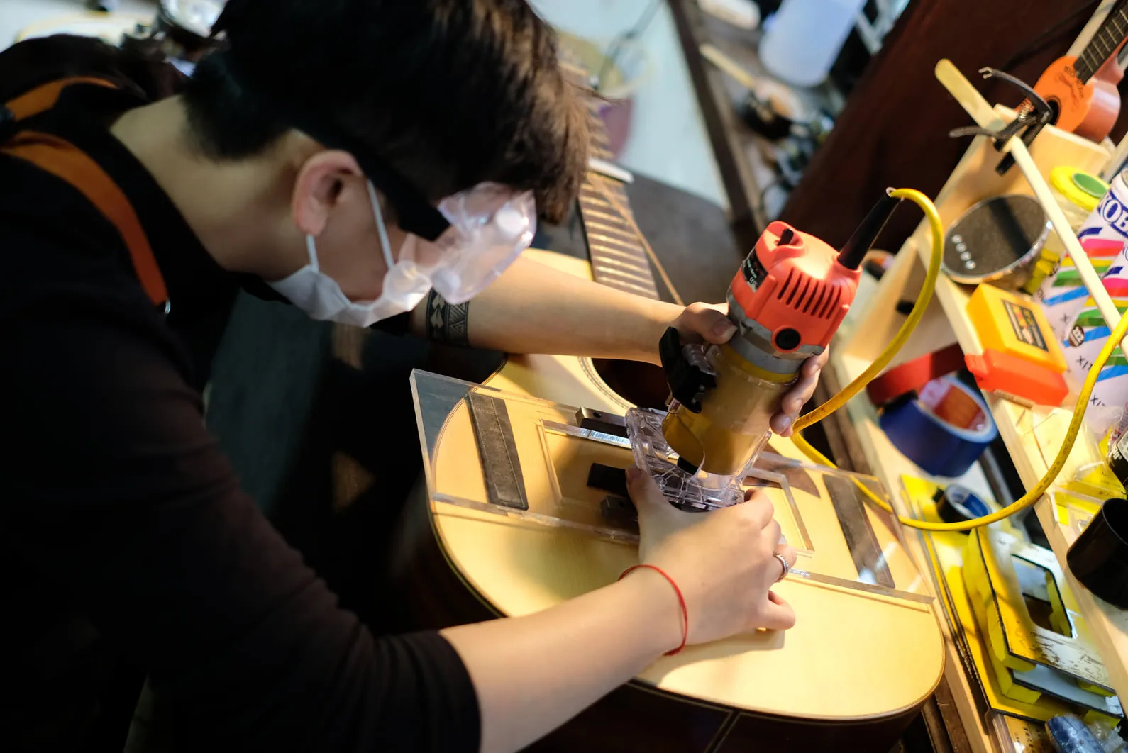 Người thợ đang mài và bảo dưỡng đàn guitar